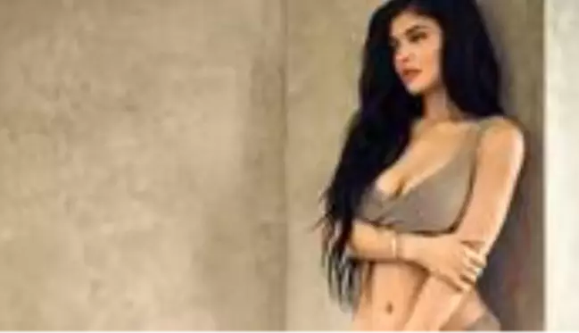 ABD'li model Kylie Jenner, pembe peruğu ve iç çamaşırlı pozuyla gündem oldu