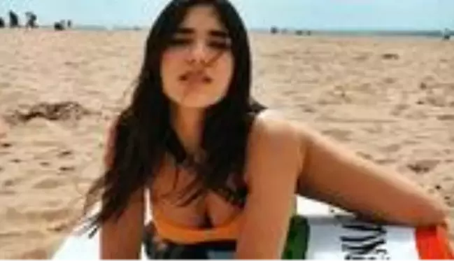 Dua Lipa, örgülü bikinisiyle ayna karşısında selfie yaptı