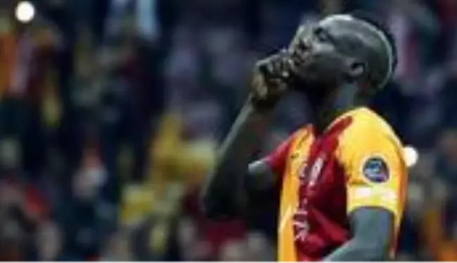 Galatasaraylı Mbaye Diagne, saçlarını sarı kırmızıya boyattı