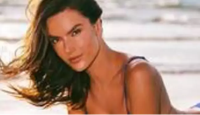 Dünyaca ünlü model Alessandra Ambrosio, mor bikinisiyle göz kamaştırıyor