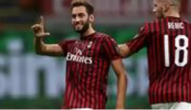 Milan formasıyla harikalar yaratan Hakan Çalhanoğlu'nun geleceği belirsizliğini koruyor