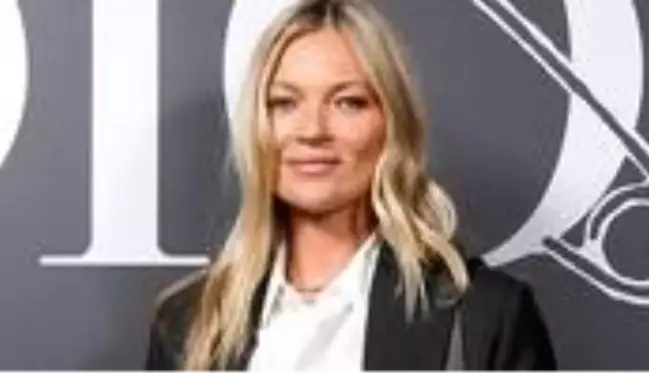 Dünyaca ünlü model Kate Moss, bikinili görüntülenmekten kurtulamadı