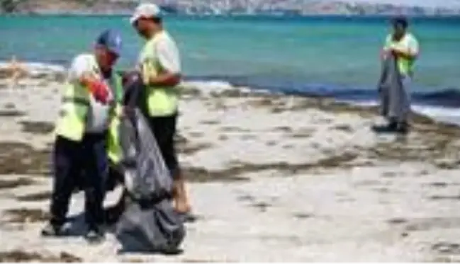 Tekirdağ'ın tatil beldesinde bayram sonrası sahilden 500 ton çöp toplandı