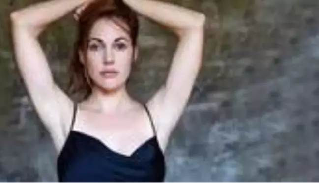 Meryem Uzerli, derin göğüs dekolteli elbisesiyle hayran bıraktı