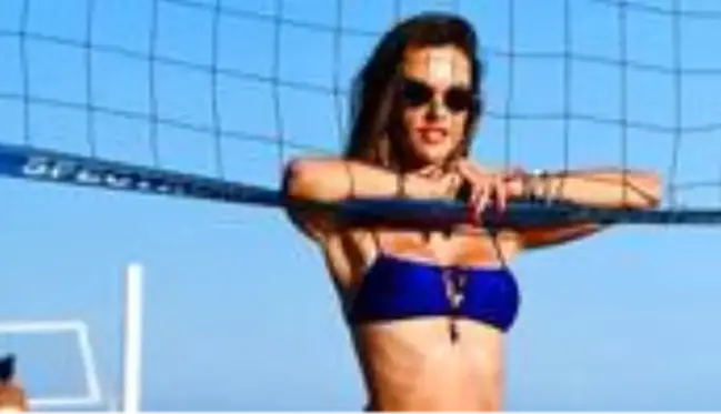 Güzel model Alessandra Ambrosio, tatilin tadını voleybol oynayarak çıkarıyor