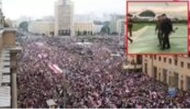 Protestolarla sarsılan Lukaşenko, üzerinde çelik yelek ve elinde otomatik silah ile saraya geldi