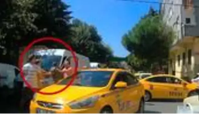 Taksiciler bildiğiniz gibi! Yumruklu sopalı yol verme kavgası trafiği kilitledi