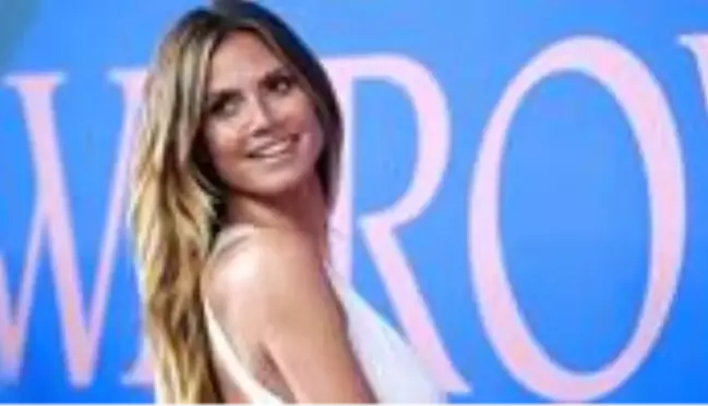 Model Heidi Klum, perdenin arkasına geçip üstsüz poz verdi