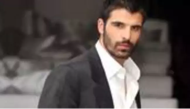 Oyuncu Mehmet Akif Alakurt, fiziğine laf eden erkek takipçilerine küfür etti