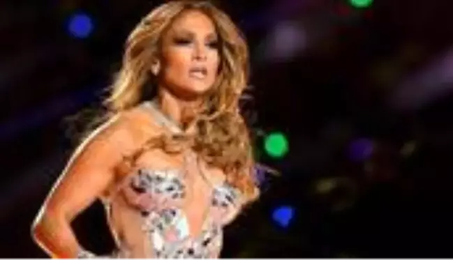 Ünlü şarkıcı Jennifer Lopez'den yaza veda pozu! Pembe bikinisiyle göz kamaştırdı