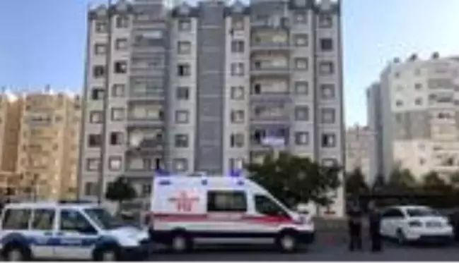 Bunalıma giren genç, apartman boşluğunda kendini asarak intihar etti