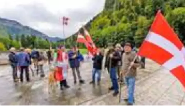 Fransa içinde yeni bir devlet kurdular! Haçlı flamalarıyla bağımsızlık ilan ettiler