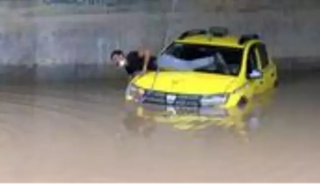 Taksicinin sağanakla imtihanı! Mahsur kaldığı alt geçitten kepçeyle kurtarılma anına ait görüntüler filmleri aratmadı