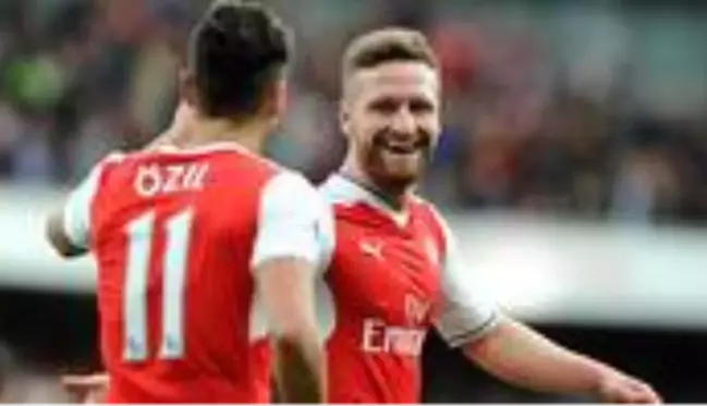 Arsenal'de zor günler geçiren Mesut'a takım arkadaşı Mustafi, destek verdi: Her zaman yanındayım