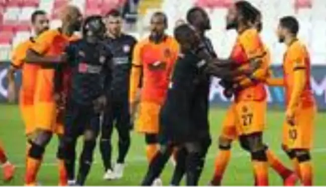 Galatasaraylı Luyindama milli takımda sakatlandı ve maç kadrosundan çıkarıldı