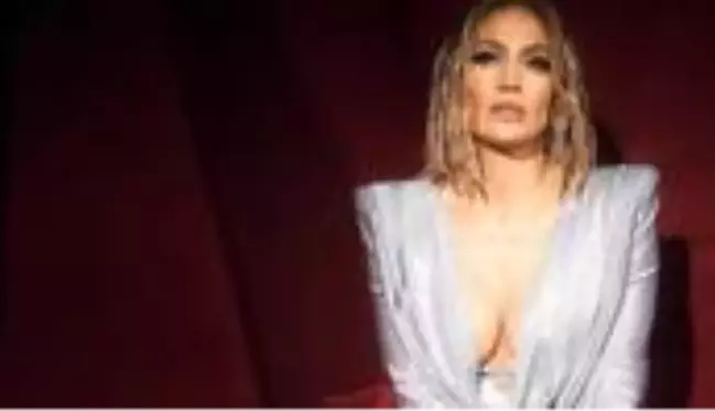 51 yaşındaki Jennifer Lopez, sahne şovuyla Amerikan Müzik Ödülleri'ne damga vurdu