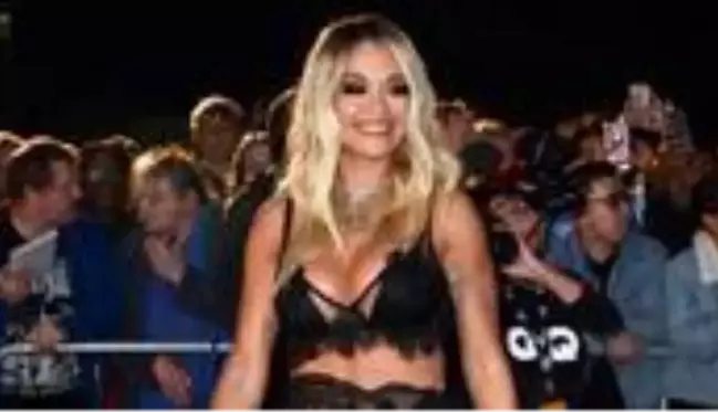 İngiliz şarkıcı Rita Ora'nın iç çamaşırsız pozu takipçilerinden tam not aldı