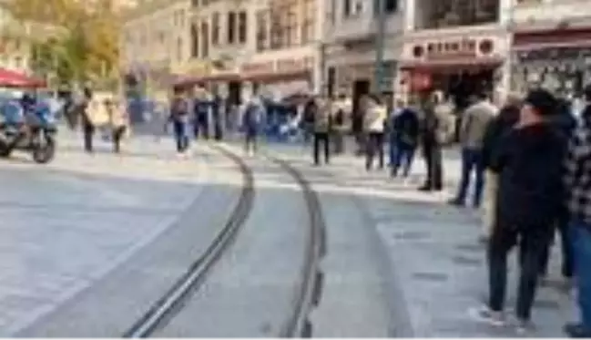 Tarihe geçen görüntü! İstiklal Caddesi'ne girmek için dakikalarca kuyrukta beklediler