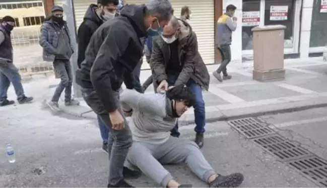 Şanlıurfa'da zihinsel engelli genç, polis aracını tekmeleyip memura yumruk attı