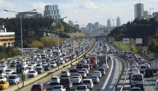 Hafta sonu kısıtlaması öncesi öncesi İstanbul'da trafik kilitlendi