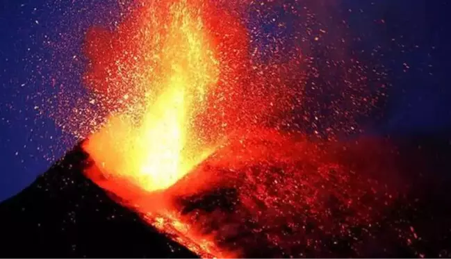 İtalya'nın Sicilya Adası'nda bulunan Etna Yanardağı yeniden faaliyete geçti