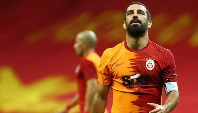 Galatasaray'ın kaptanı Arda Turan taraftarın 