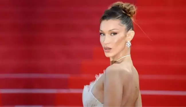 Karın yağışını kutlayan Bella Hadid, giydiği kombinin fiyatıyla ağızları açık bıraktı