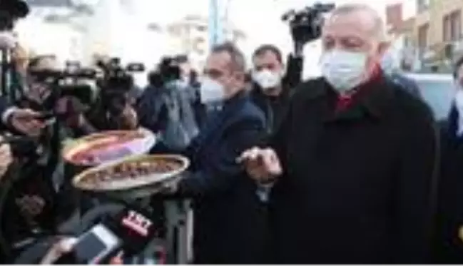 Cumhurbaşkanı Erdoğan gazetecilere pestil ve köme ikram etti: Bunu yiyene korona gelmez