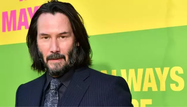 Plajda görüntülenen 56 yaşındaki Keanu Reeves, fiziğiyle göz kamaştırıyor