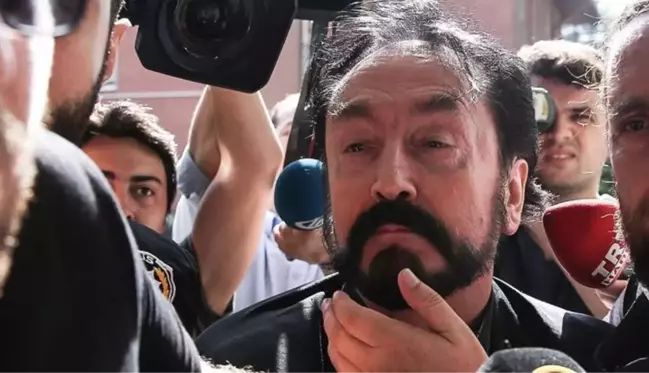 1075 yıl hapse mahkum edilen Adnan Oktar cezaevine götürülürken gözyaşlarına boğuldu