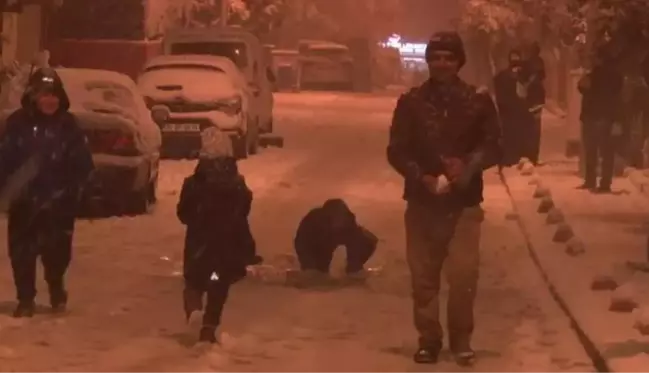 İstanbul'u beyaza bürüyen kar yağışı sokak kısıtlamasını unutturdu