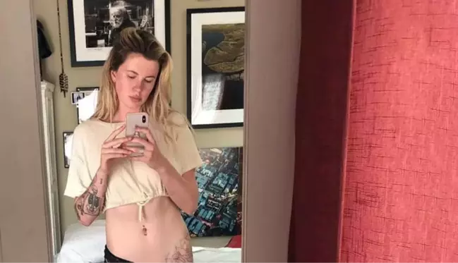 Dur durak bilmiyor! Ireland Baldwin kasığındaki dövmeyi göstermek için pijamasını aşağı indirdi