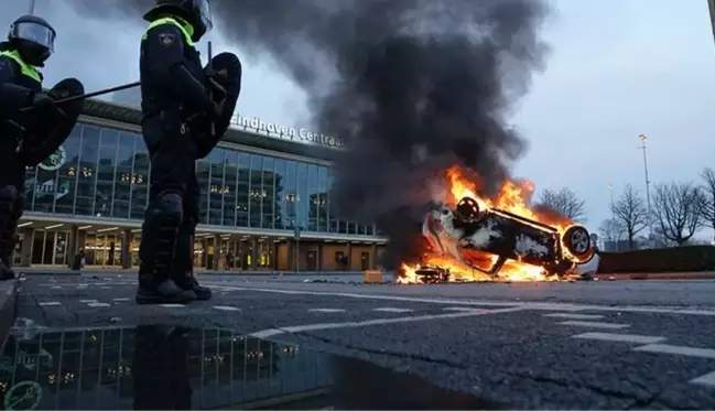 Hollanda'da sokağa çıkma yasağı protestoları sürerken, Diyanet Vakfı camilerde 