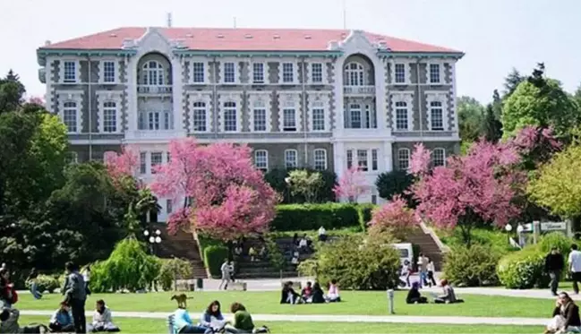 Boğaziçi Üniversitesi önünde Kabe fotoğrafının yere serilmesine soruşturma başlatıldı