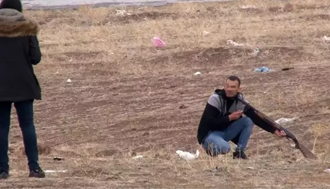 Av tüfeğini boynuna dayayan şahıs, Özel Harekat Polisi tarafından etkisiz hale getirildi