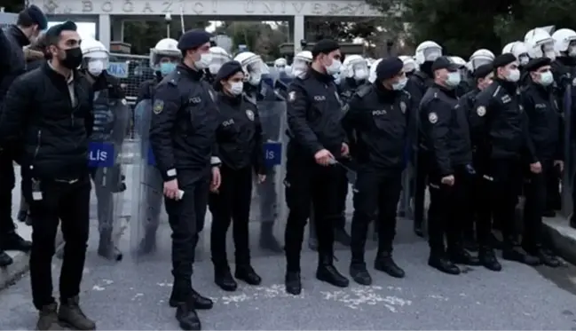 Boğaziçi Üniversitesi eylemcilerinden 30'u tutuklama talebiyle mahkemeye sevk edildi