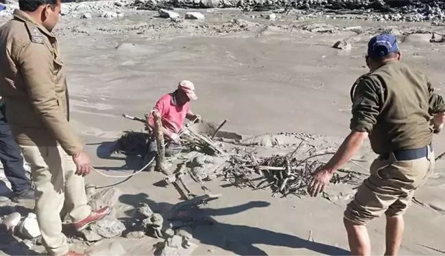 Himalayalar'dan kopan buzul parçasının neden olduğu selde çok sayıda cansız bedene ulaşıldı