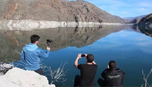 Baraj gölünün suları çekilince ortaya çıkan ilginç görüntüleri fotoğraflamak için akın ettiler