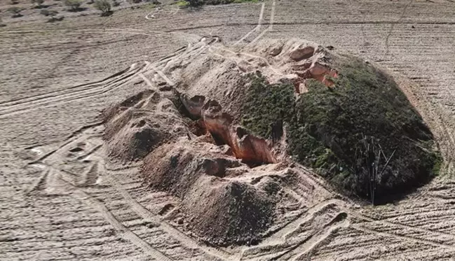 2 bin 700 yıllık tümülüsler, defineciler tarafından iş makineleriyle talan edildi