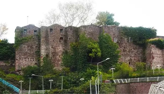 Paşa torunları, 700 yıllık Güzelhisar Kalesi'nin varisi oldu