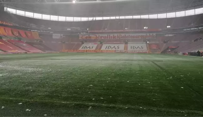 Galatasaray-Kasımpaşa maçı öncesi Türk Telekom Stadı'nın zemininde bozukluklar olduğu görüldü