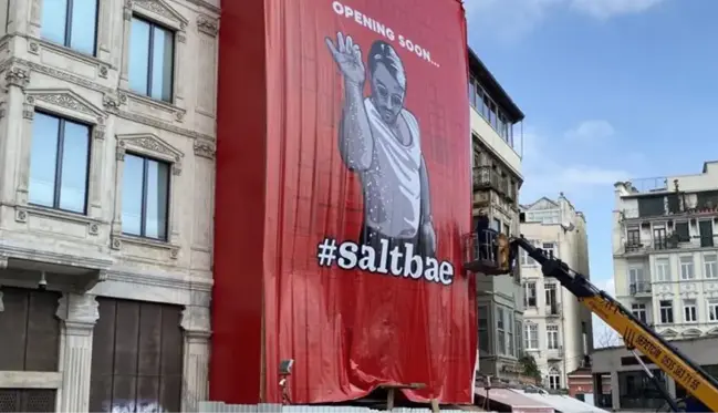 İBB'den Galata Meydanı'na fotoğraflı afişini astıran Nusret Gökçe'ye sert tepki