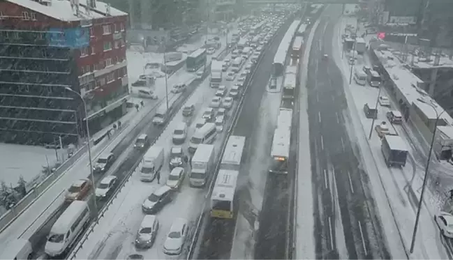 İstanbul'da kar yeniden bastırdı, iş çıkışı trafik kilitlendi