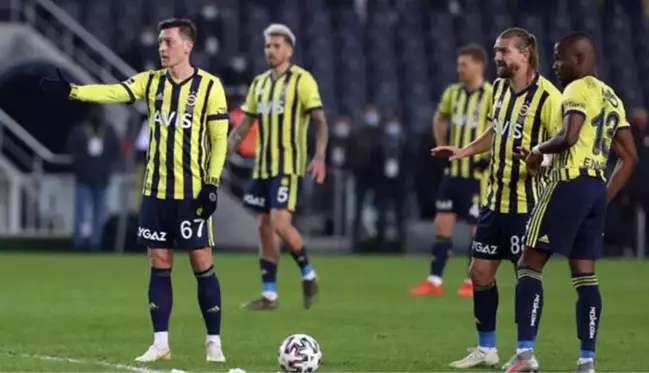 İşlerin iyi gitmediği Fenerbahçe'de Gökhan Gönül, Caner Erkin ve Ozan Tufan takımı topladı! Birlik mesajı verildi