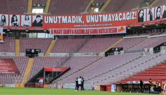 Galatasaray tribünlerinden anlamlı pankart: Unutmadık, unutmayacağız