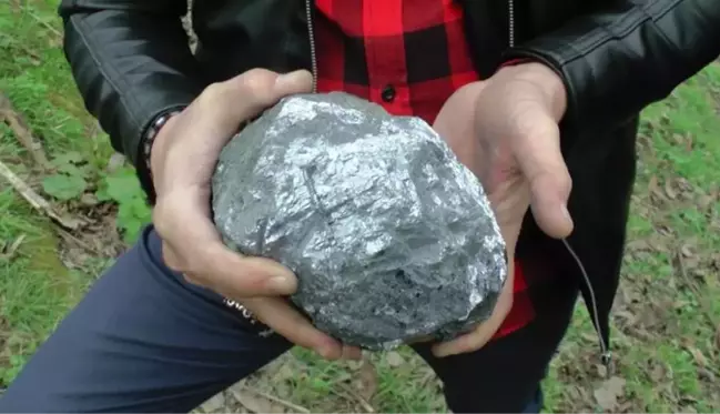 Mangal yaptıkları sırada bahçeye düşen 9.5 kiloluk taş köylüleri heyecanlandırdı! Meteor olduğunu iddia ediyorlar