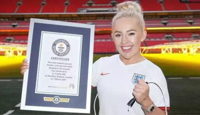 Futbolcu ve spor sunucusu Liv Cooke, Guinness Rekorlar Kitabı'na girdi