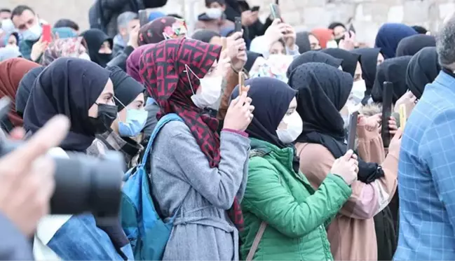 Yılda iki kez gerçekleşen ışık hadisesine tanıklık etmek için saatlerce nöbet tuttular! Bu kez beklenen olmadı