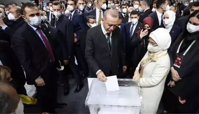 Son Dakika: Cumhurbaşkanı Erdoğan, 1428 oyla yeniden AK Parti Genel Başkanı seçildi