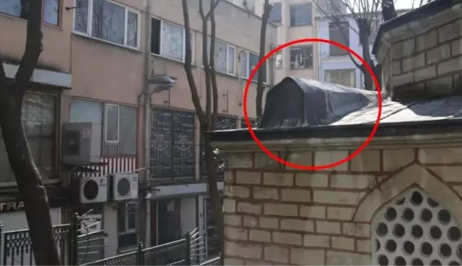 Kubbesinde tabut olan cami hem görüntüsü hem de hikayesiyle görenlerin ilgisini çekiyor